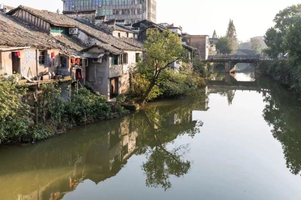 白鞋子洗完晾晒后发黄，这应该怎么办？游戏画面